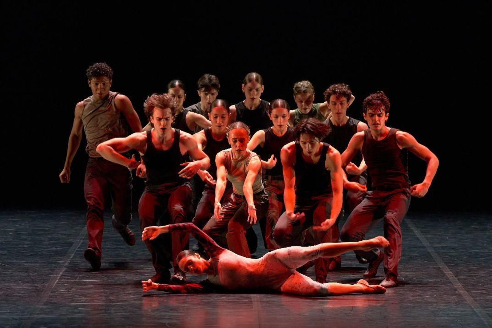 Los jovenes bailarines y bailarinas de la compañía en la última pieza 'Cantus'.