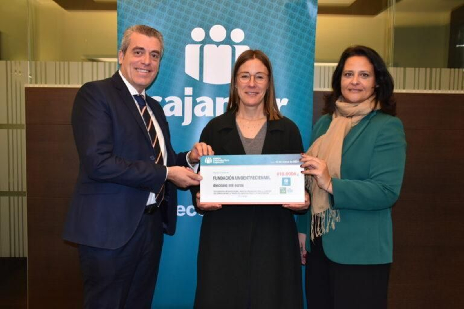 Entrega de la donación solidaria.