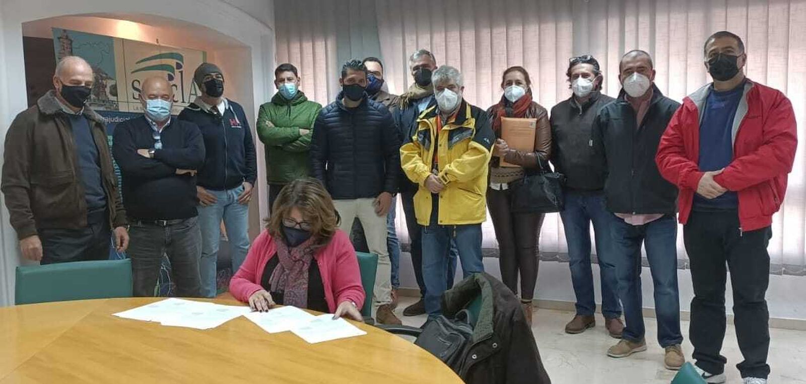 La presidenta del comité de empresa de APM, Rocío Nieto, firma el acuerdo.