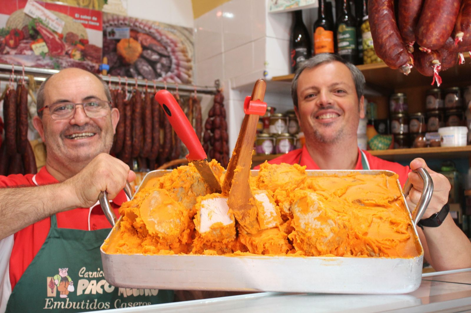 Paco Melero y Daniel Varo, mostrando este miércoles una bandeja de lomo en manteca en su carnicería de Vejer
