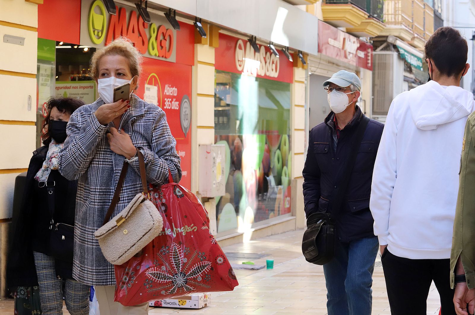 Imágenes del ambiente de rebajas por las calles del centro