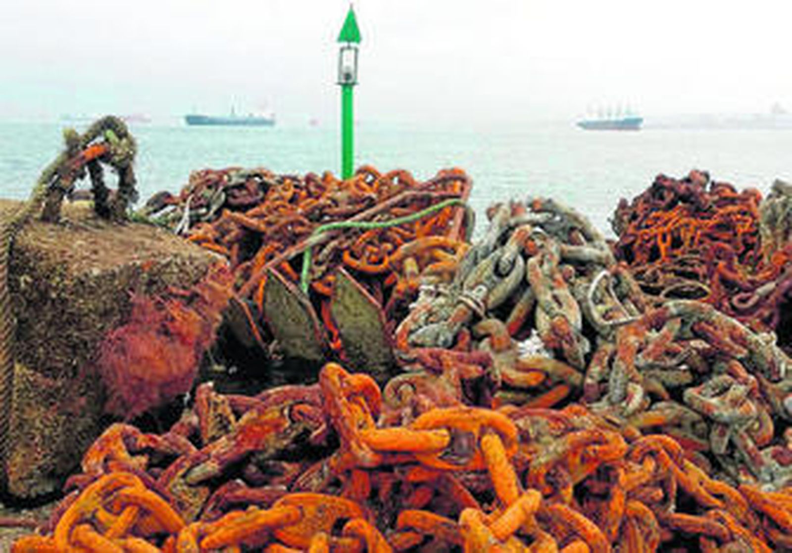 Anclas y cadenas depositadas en el puerto tras su retirada de los fondeaderos de la Bahía de Algeciras.