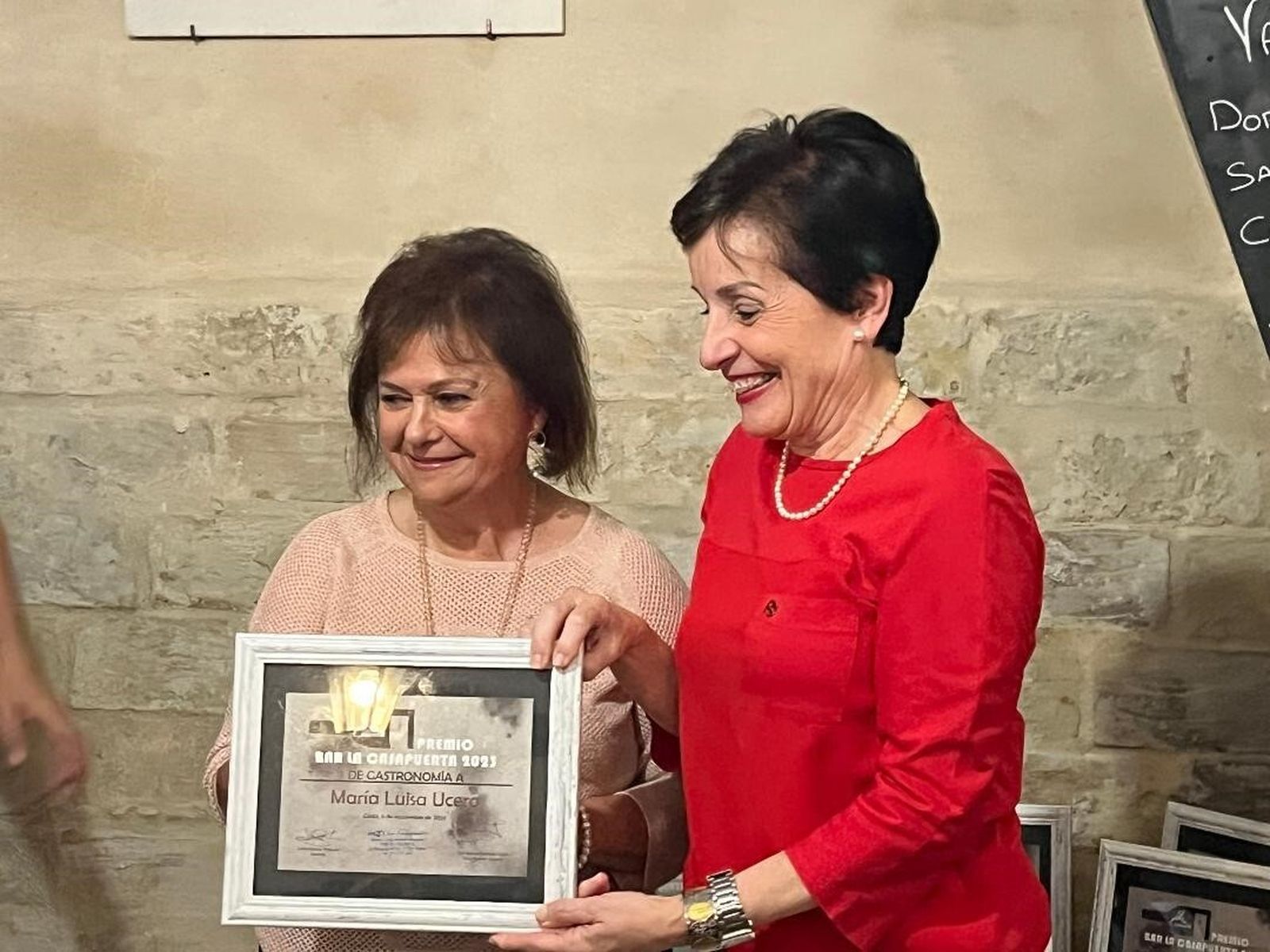 Charo Barrios entregando el premio  ‘Gastronomía’ a  María Luisa Ucero.