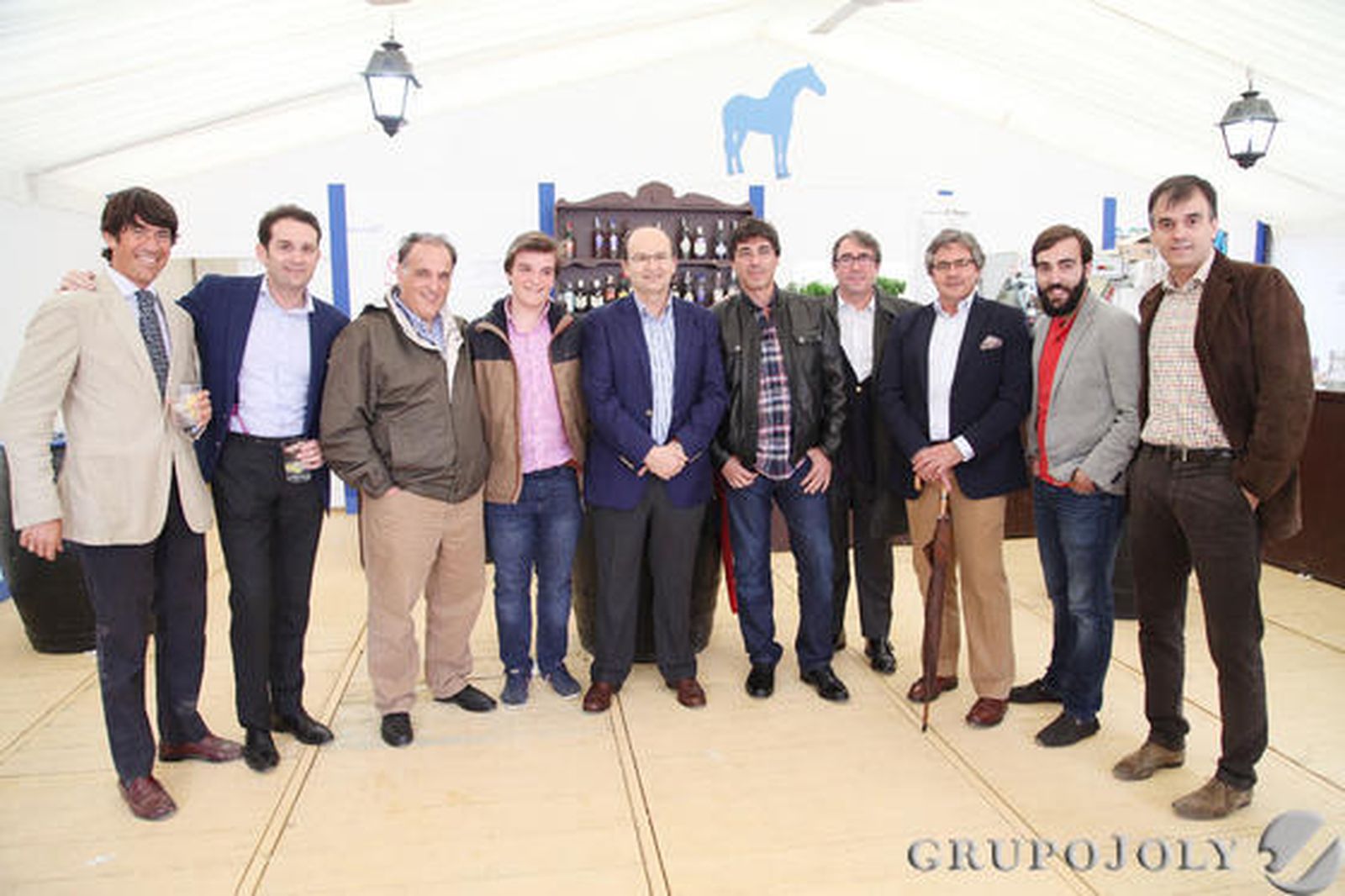 Javier Tebas, presidente de la LFP; junto a José Castro, presidente del Sevilla FC; Jorge Pérez, secretario general de la Real Federación Española de Fútbol, Juan Rodríguez, Antonio Méndez, amigos y familiares.

Foto: Vanesa Lobo
