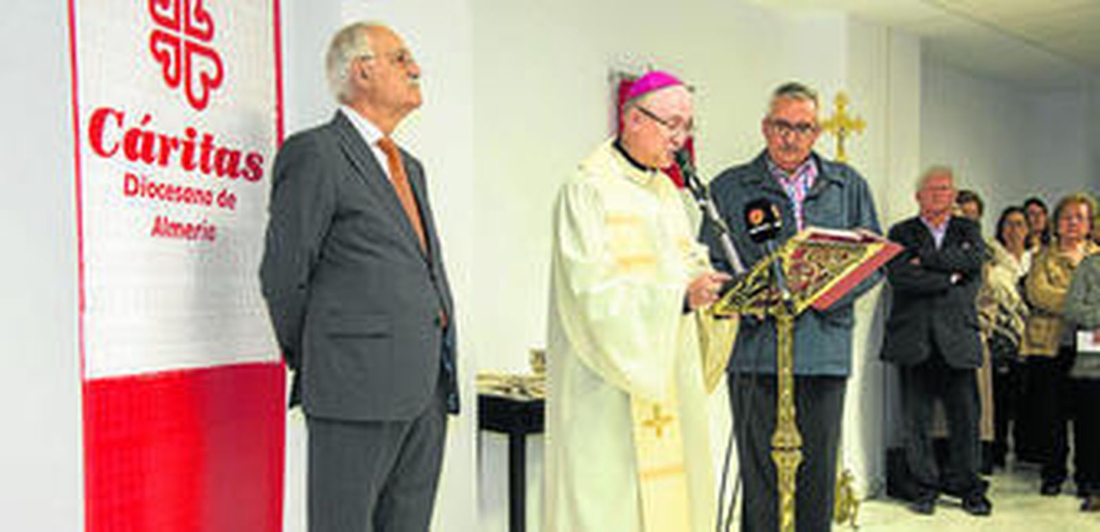 El director de Cáritas Almería junto al Obispo de la ciudad, Adolfo González Montes, y el delegado de Pastoral Social.
