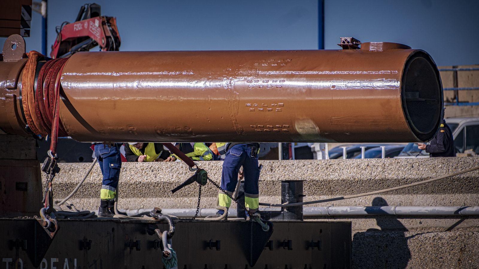 Las imágenes del  traslado por mar del mástil del buque escuela Juan Sebastian Elcano a la Punta de San Felipe