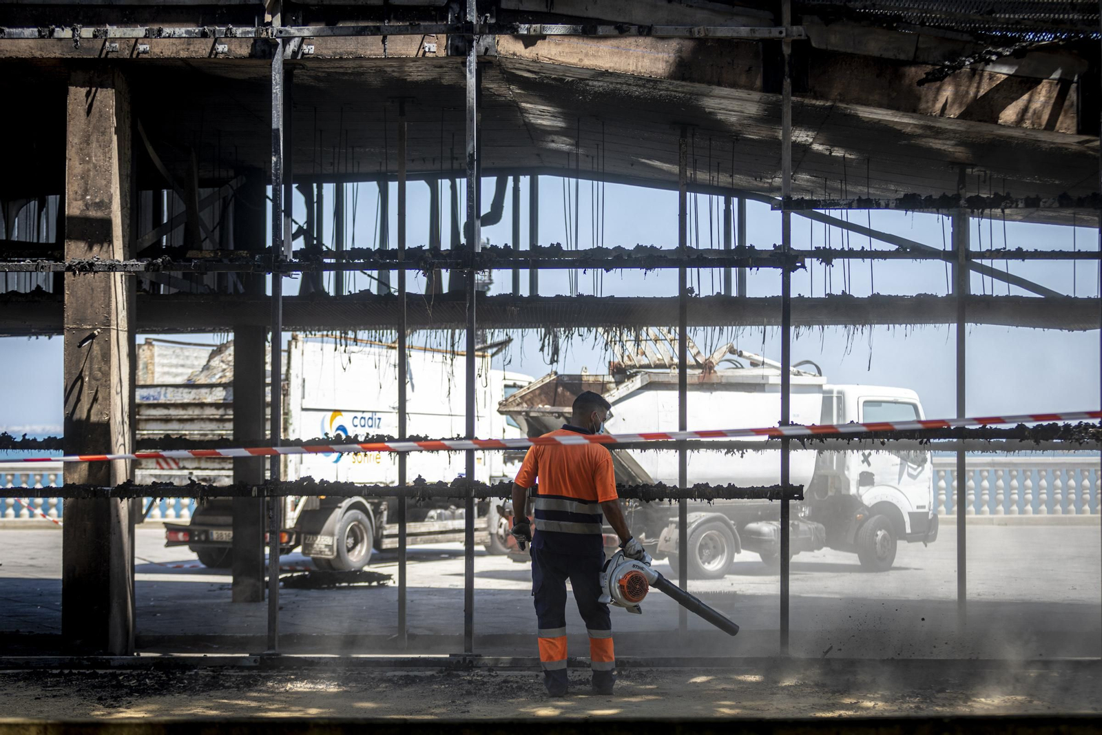Un detalle de las tareas de limpieza del tramo de pérgola calcinada.
