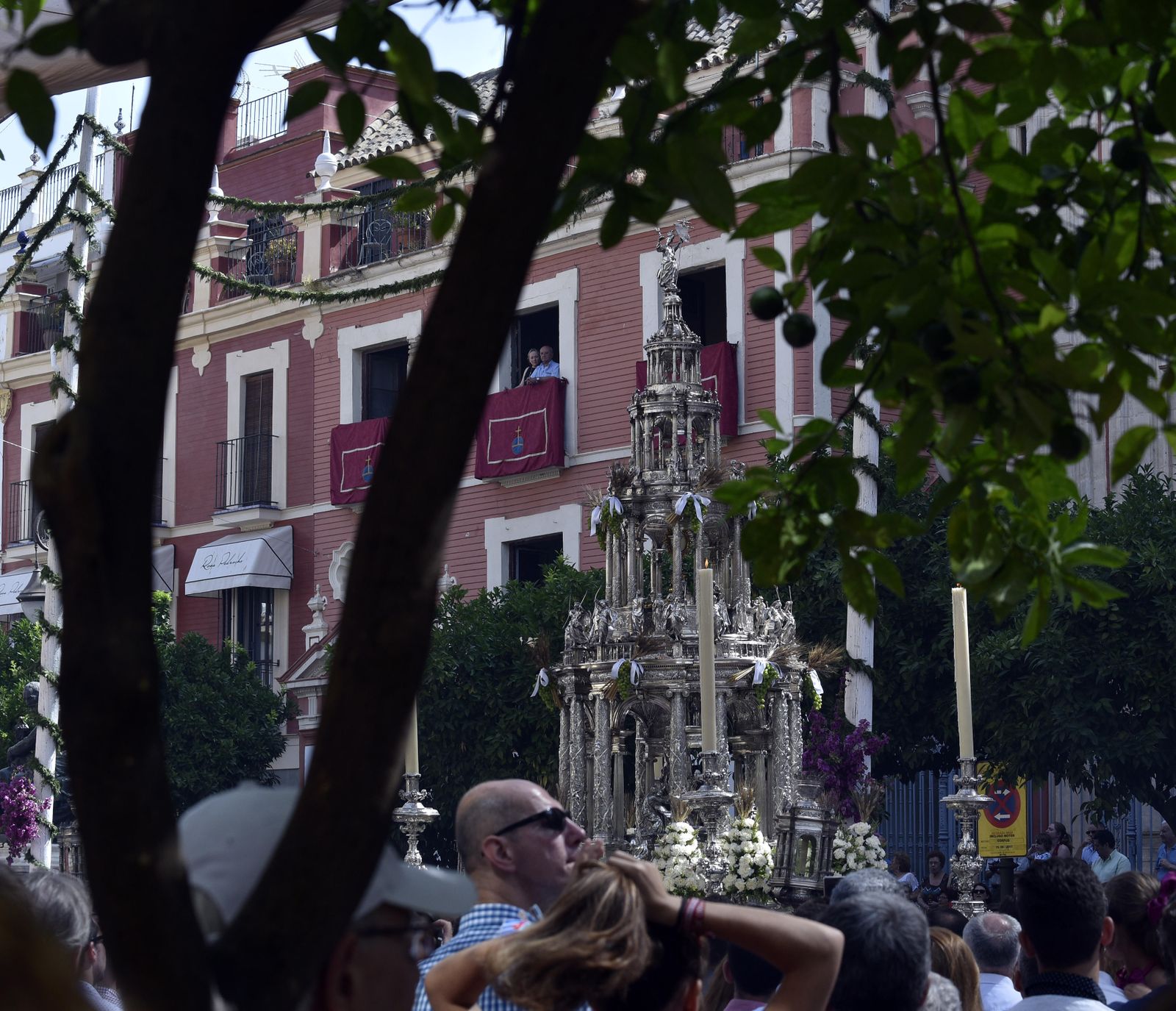 La Custodia de Arfe por la Plaza del Salvador.