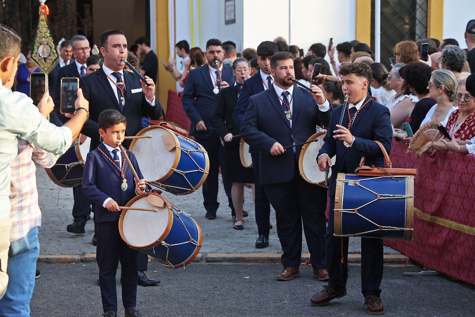 Imágenes del Rosario Jubilar rociero celebrado por las 25 hermandades filiales de la Matriz de Almonte en La Merced