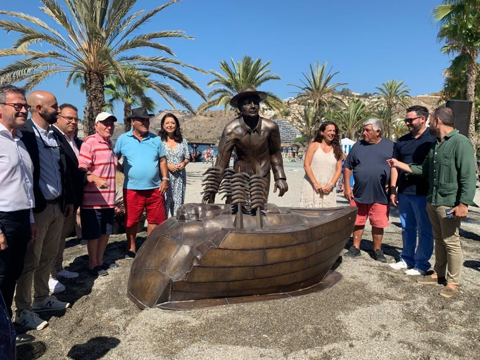 Un monumento ensalza en Almuñécar a la figura del espetero