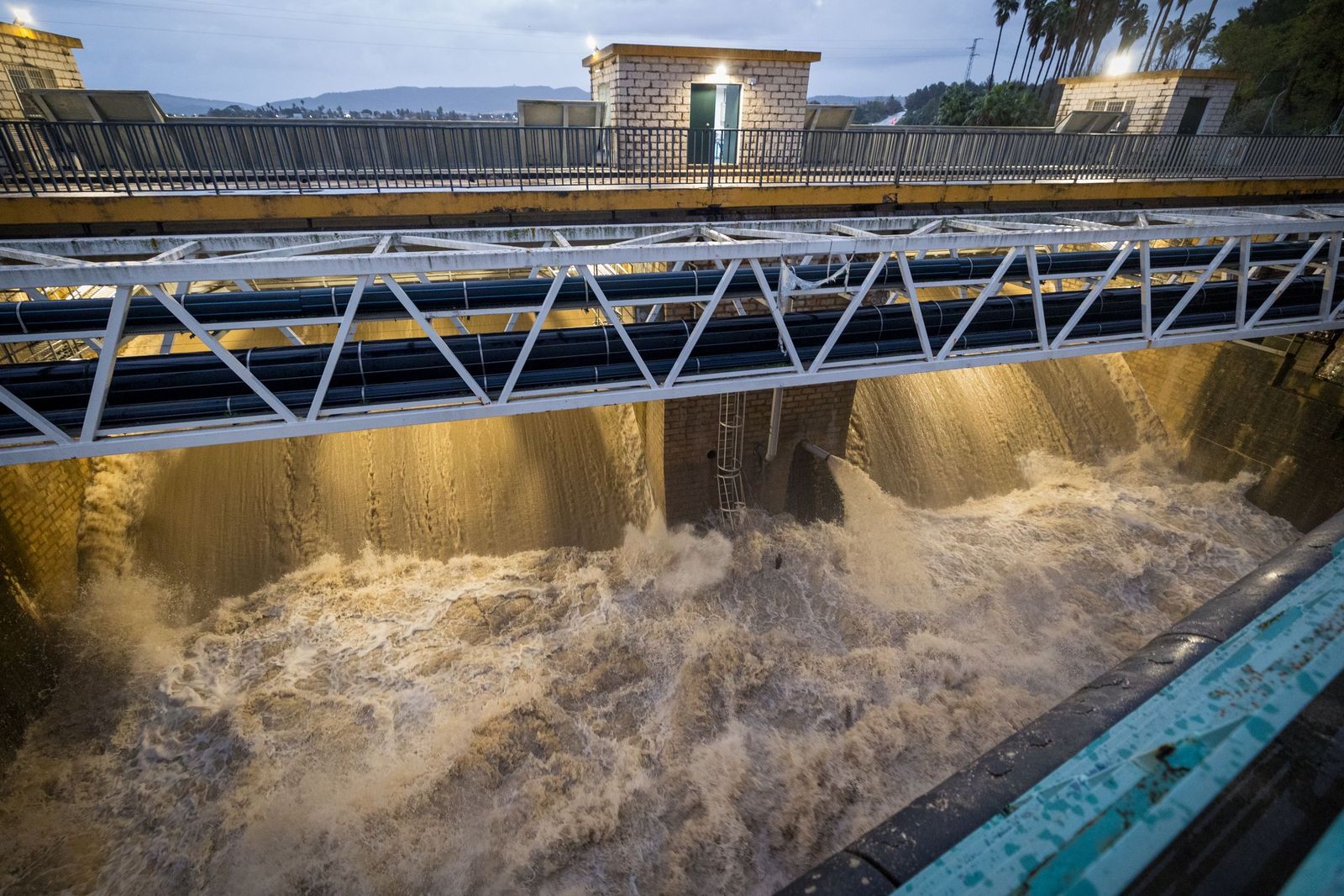 Las imágenes de las inundaciones en Arcos: la espectacular crecida del río Guadalete por la apertura de las presas