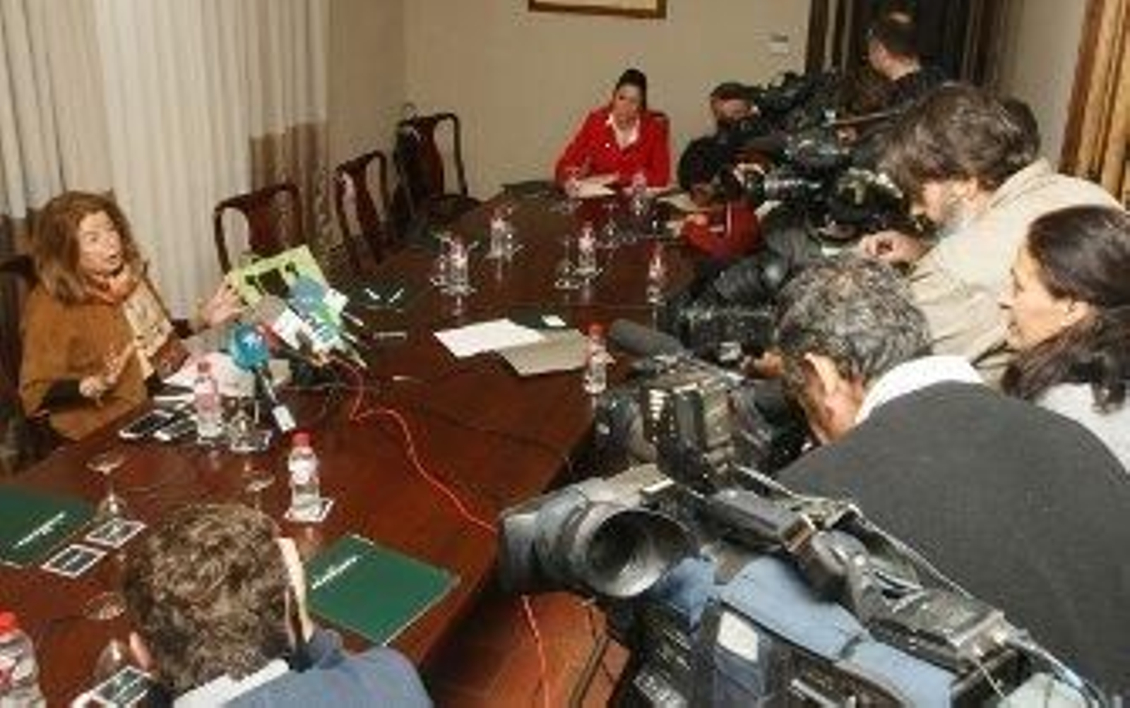 El PA pide el cese de Ugalde por "falta de transparencia"