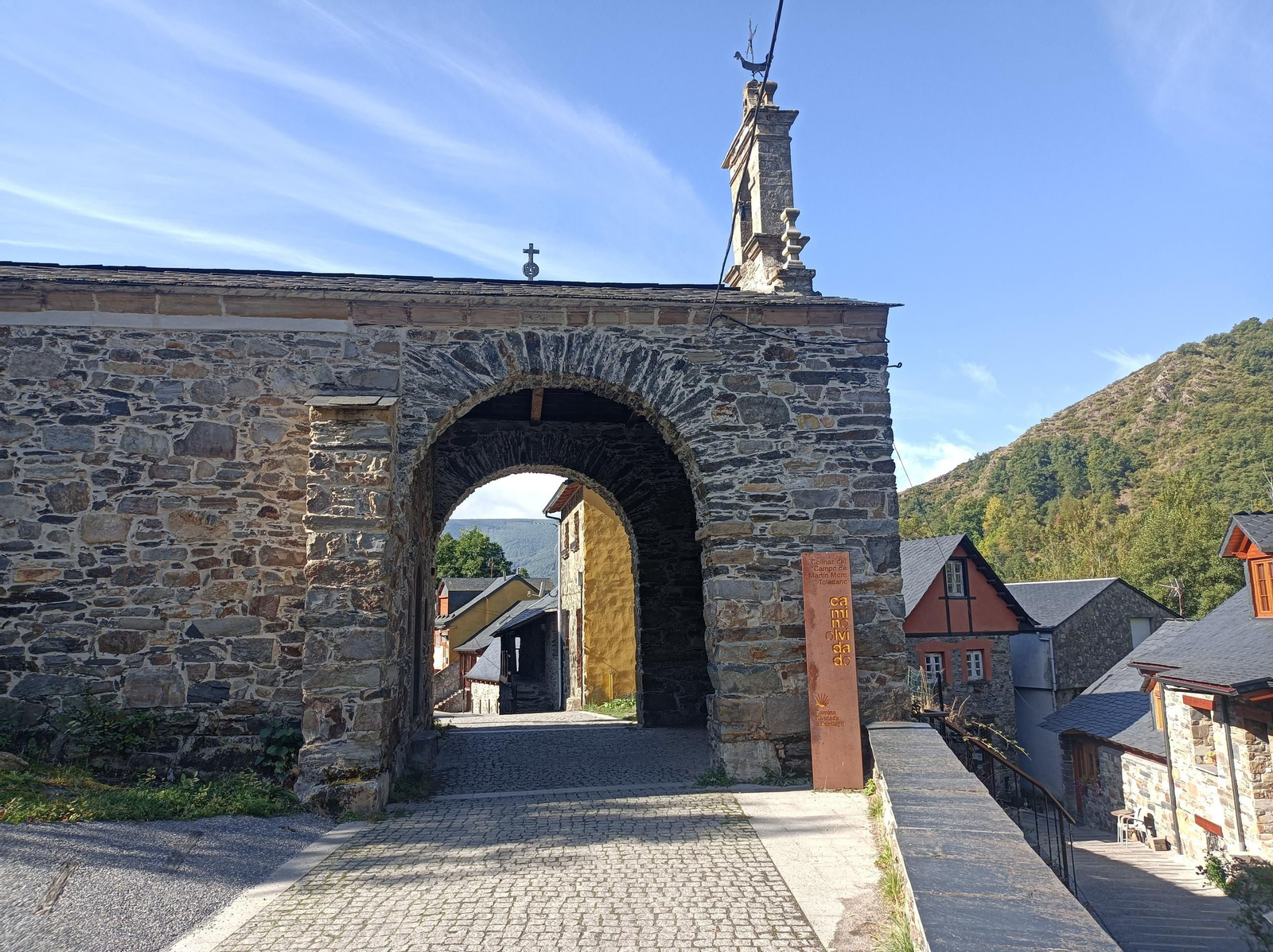 La carretera nace poco después de pasar este arco.