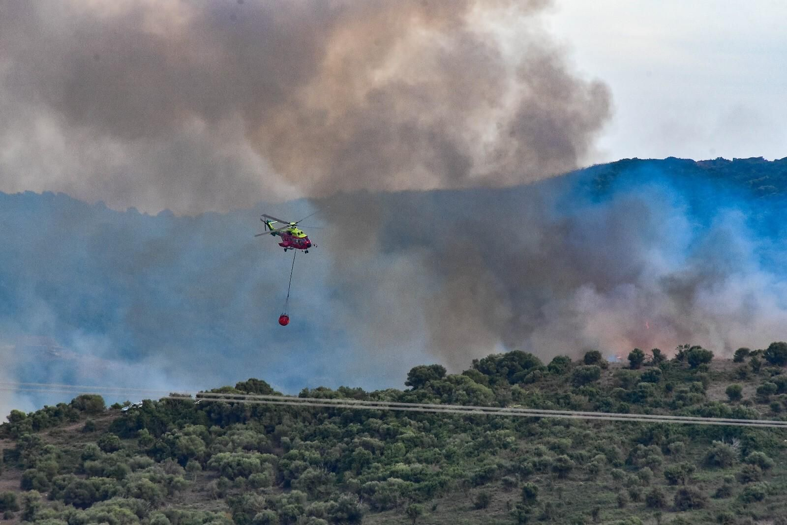 Las fotos del incendio entre las Pantallas y la Marchenilla, en Algeciras