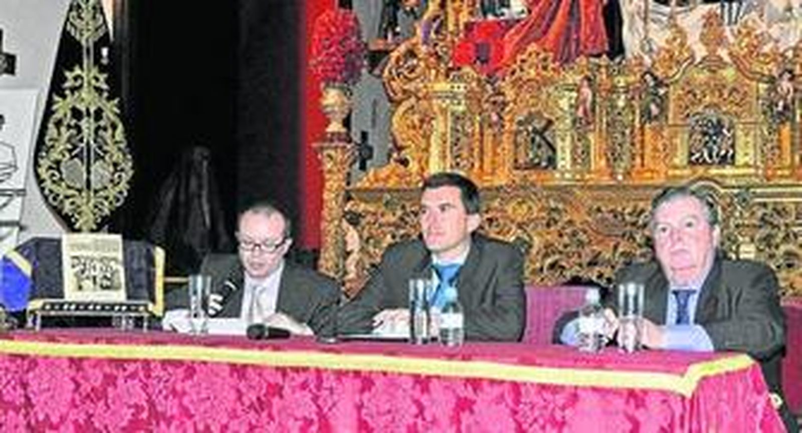 El autor con su nuevo trabajo de investigación, ayer, en la iglesia de la Victoria.