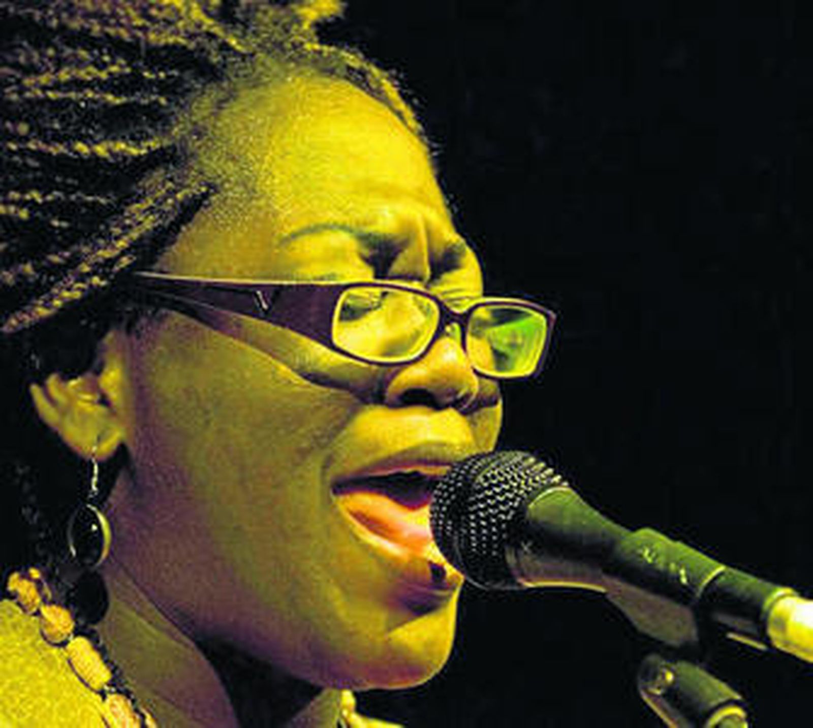 La artista canadiense Mélissa Laveaux, en un concierto.