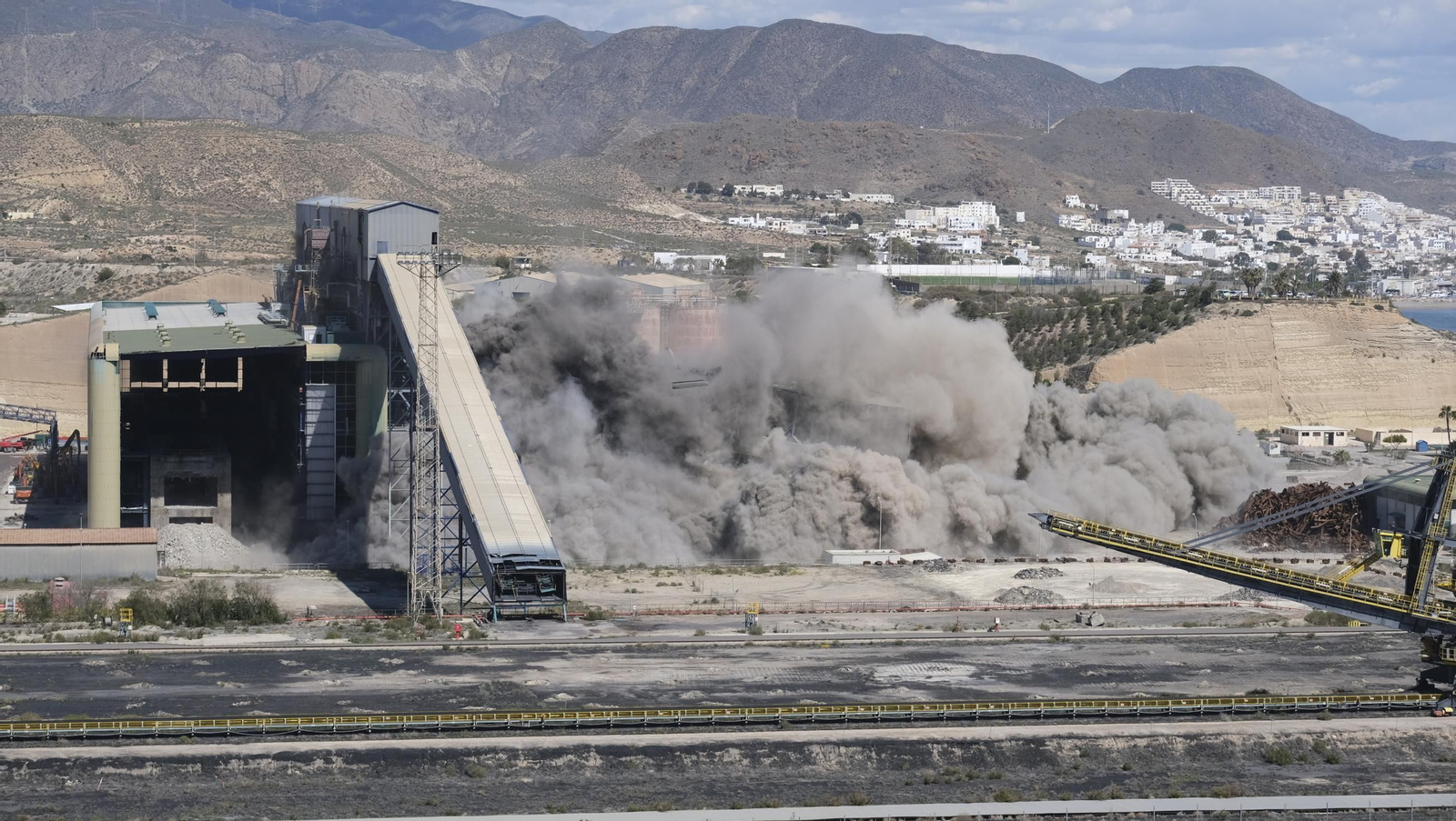 La voladura-demolición de la central térmica de Endesa en Carboneras, en imágenes