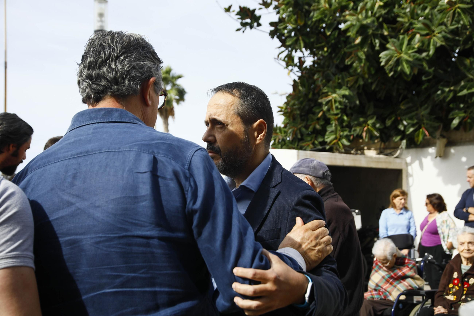 Las imágenes de la concentracion por el asesinato de Maria Nieves GP en la residencia del Zapillo en Almería