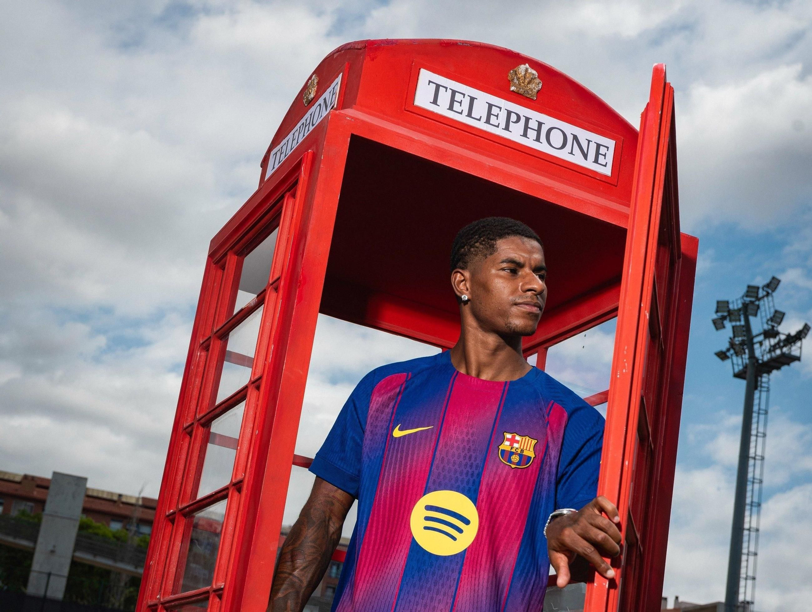 El nuevo jugador del Barcelona Marcus Rashford, en una acción publicitaria