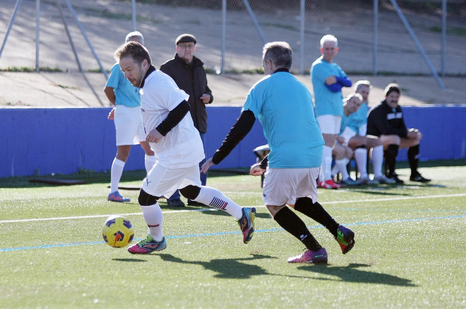 Imágenes del partido homenaje a los árbitros históricos de fútbol de Huelva