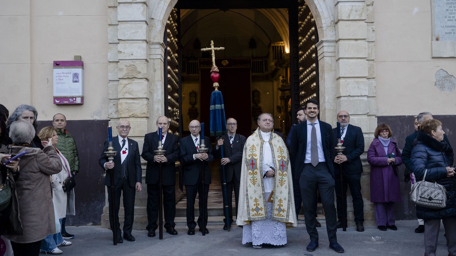 Las imágenes de los traslados de las cofradías de Santa Cruz
