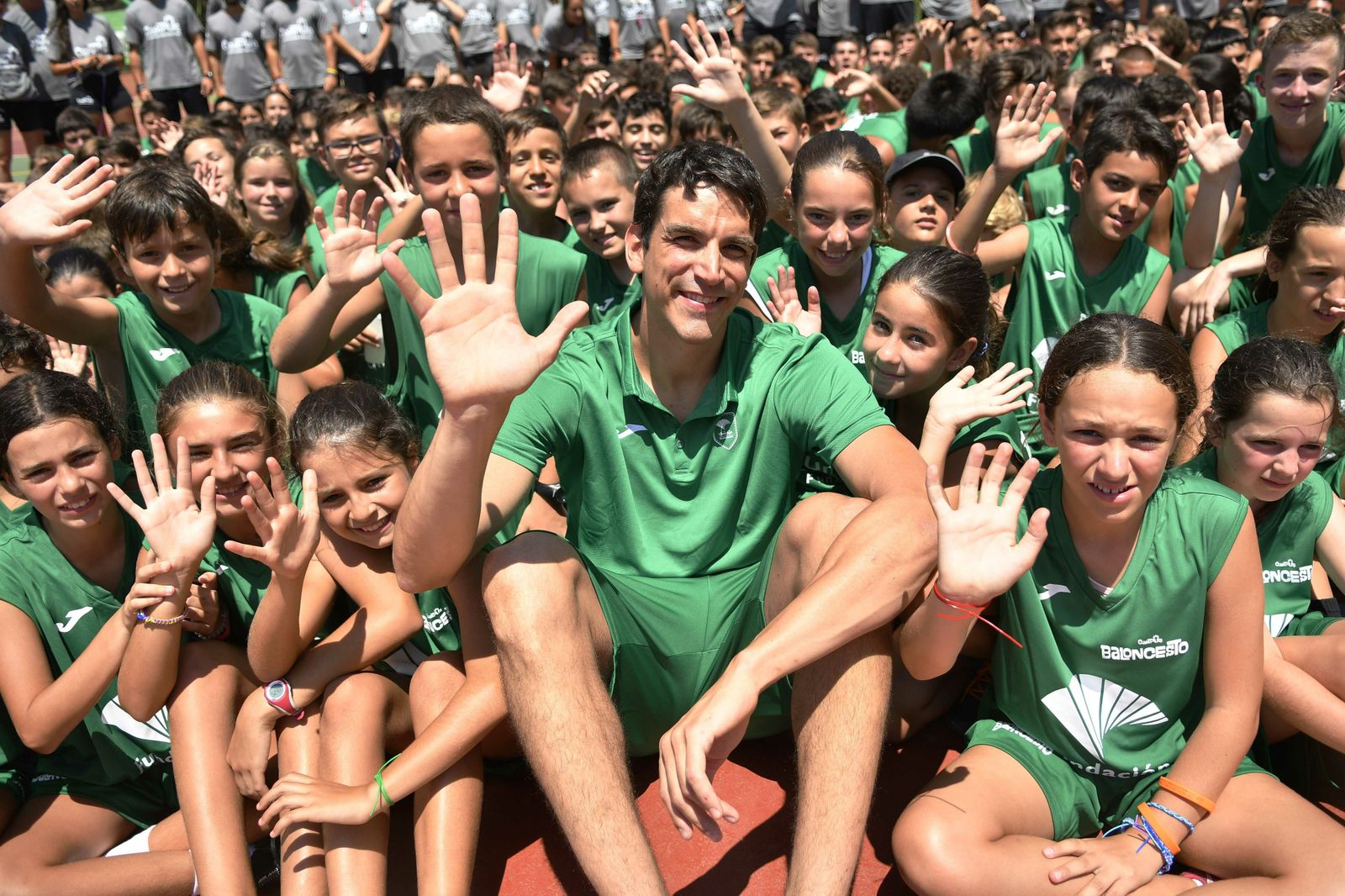 La visita de Carlos Suárez al Campus Unicaja, en fotos
