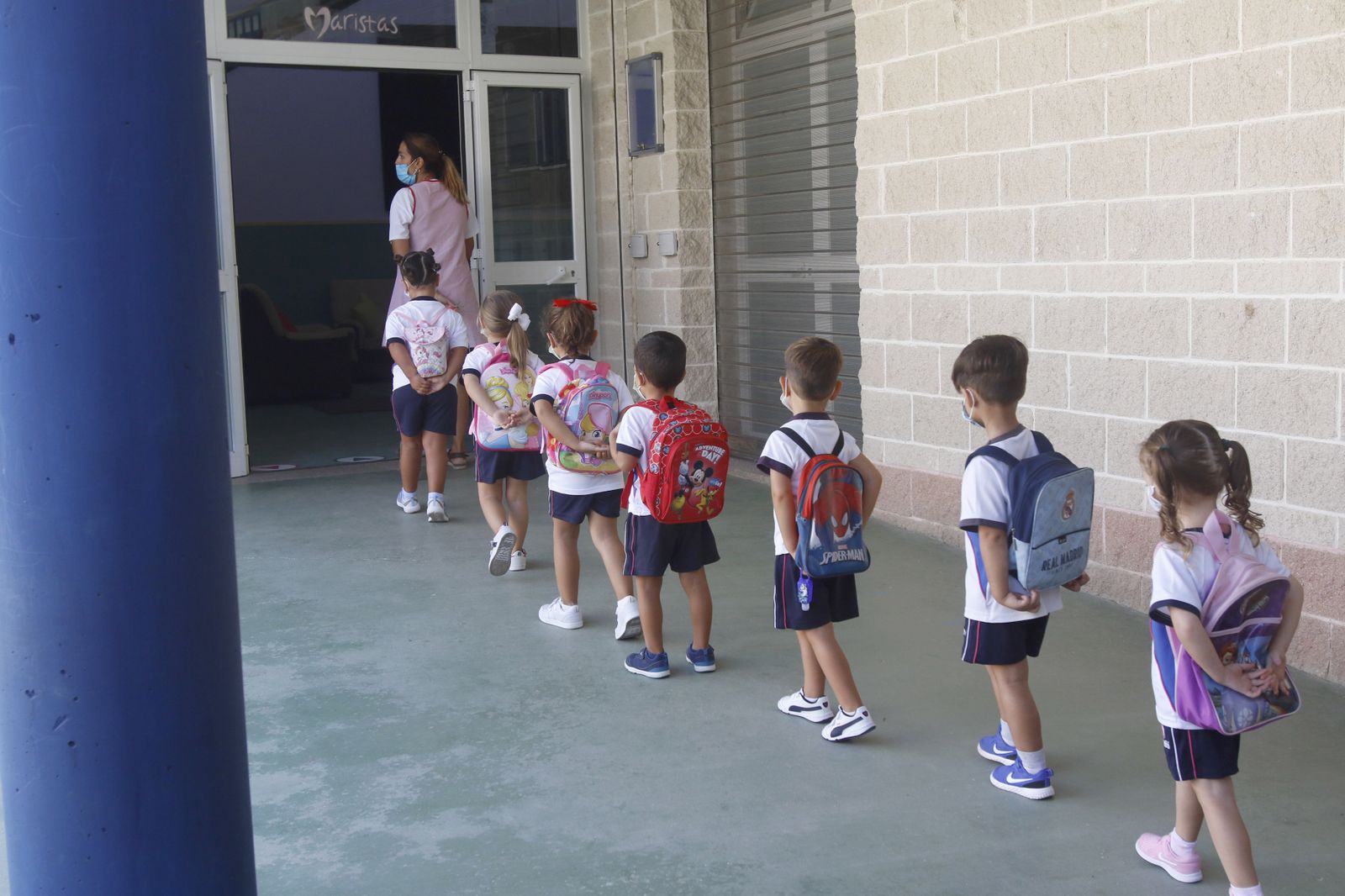 Un grupo de alumnos accede al interior de un centro concertado de Córdoba.