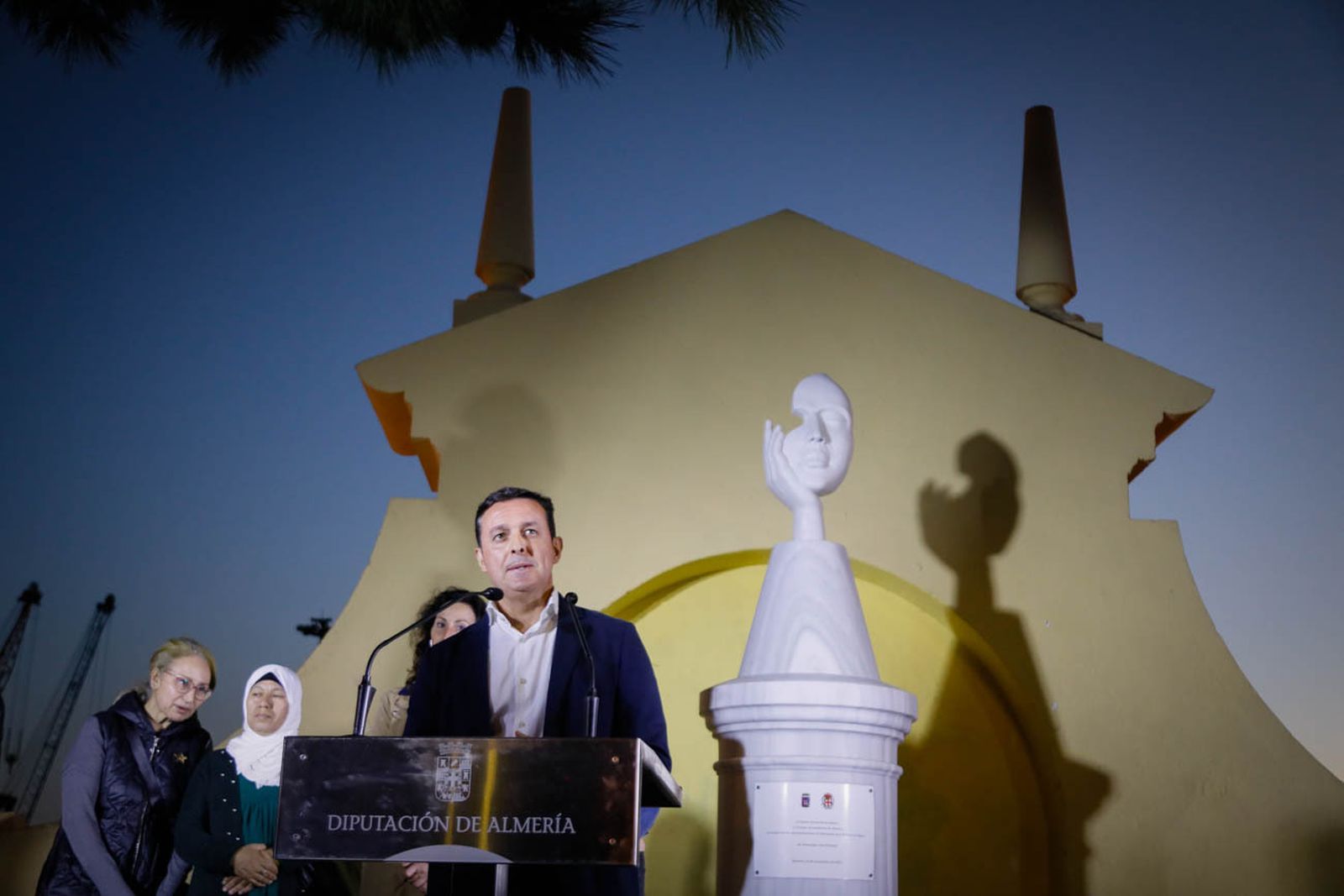 Imágenes del monolito en homenaje a las víctimas de violencia de género