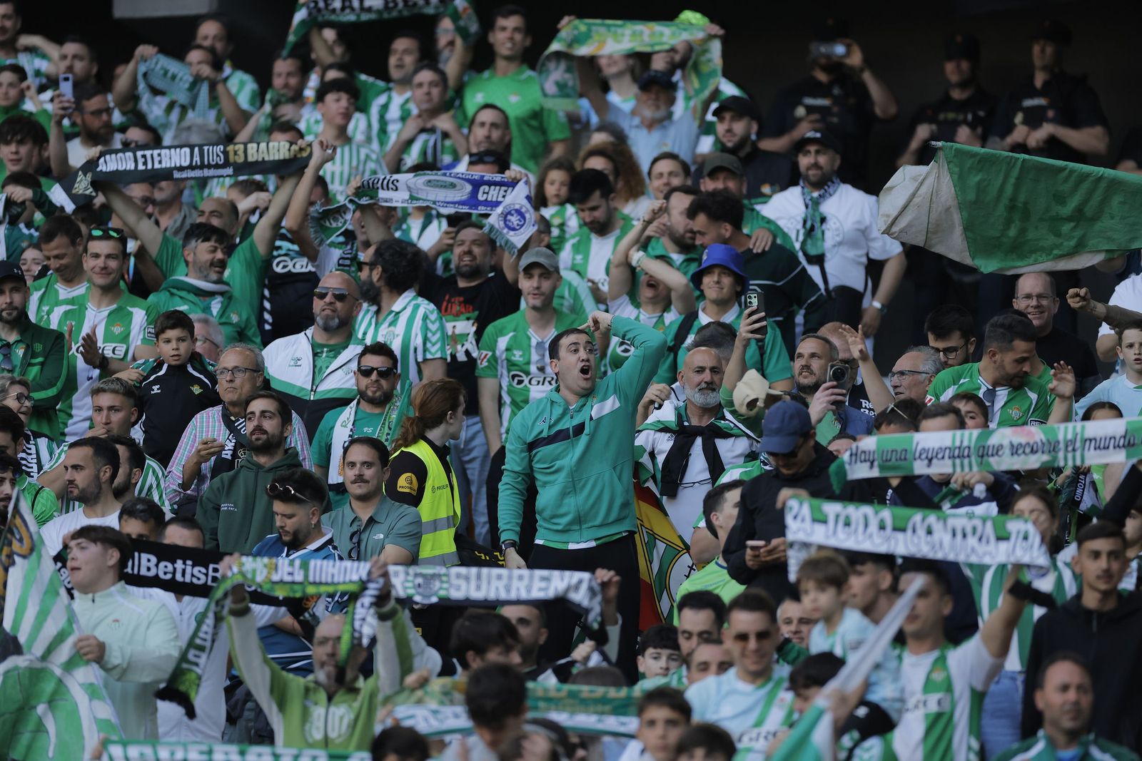 Búscate en las fotos del Betis - Sevilla