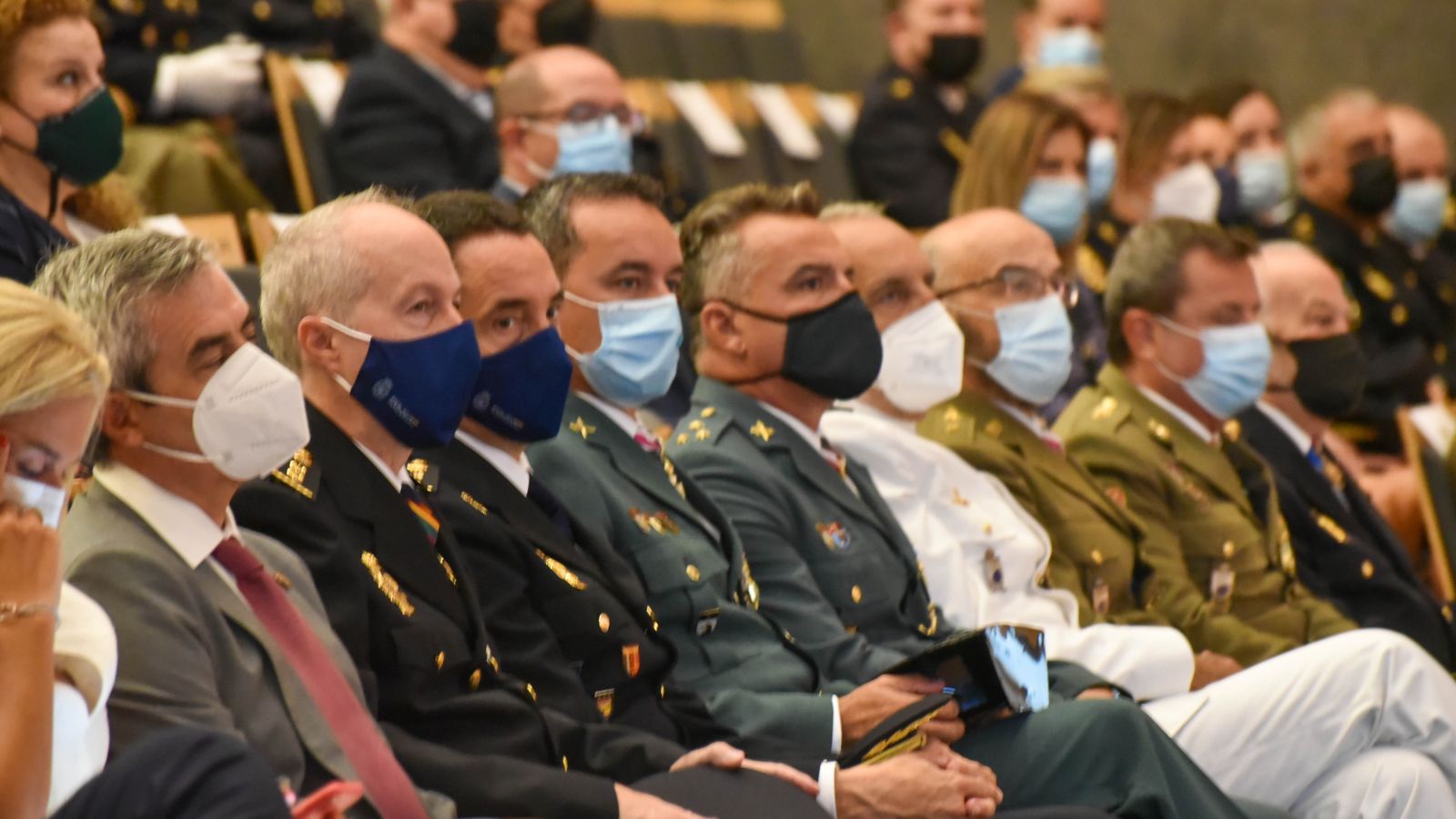 Las fotos de la entrega de medallas por el Dia de la Policía Nacional