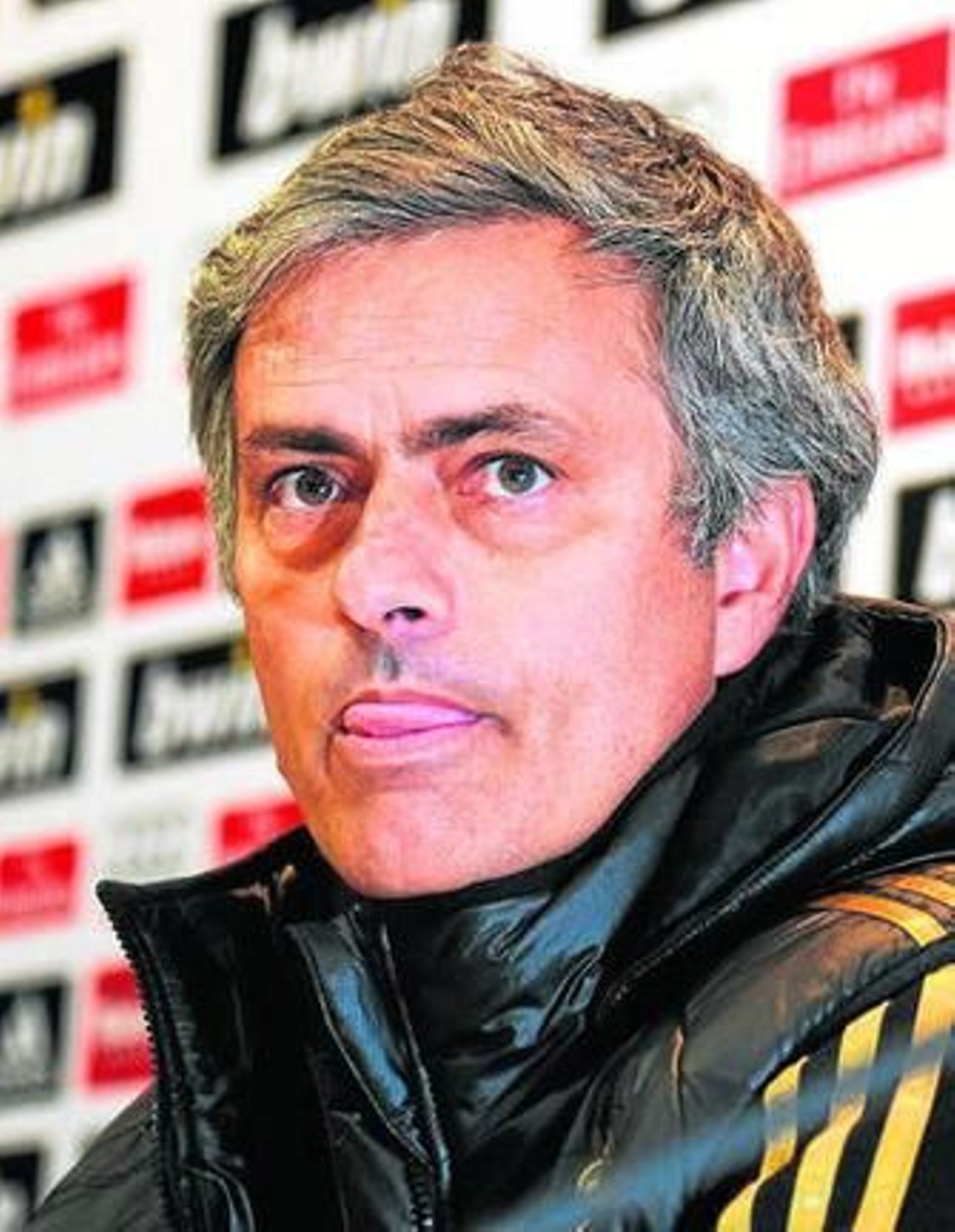 Mourinho parece morderse la lengua ante la prensa.