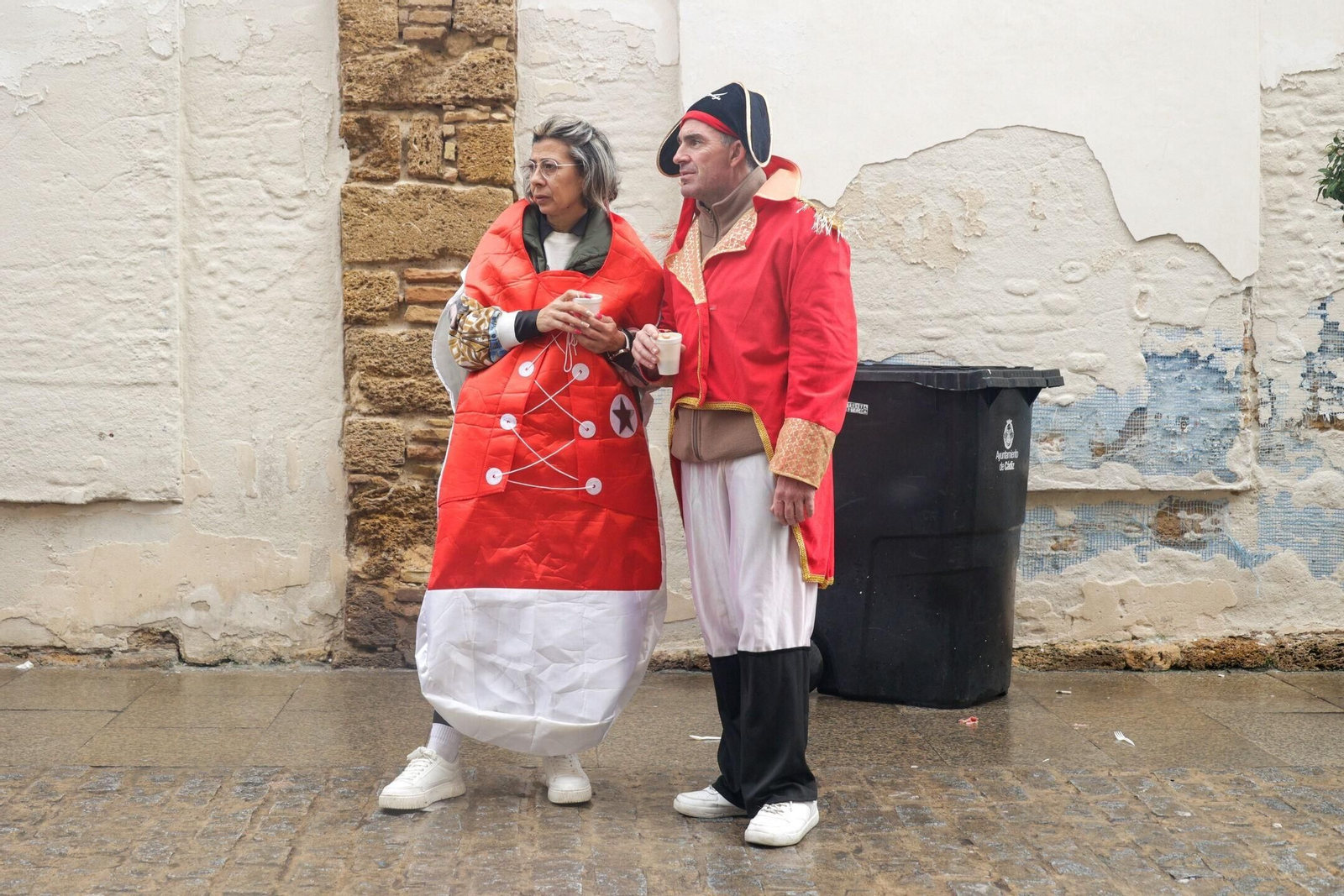 Las imágenes de un domingo de Carnaval en Cádiz pasado por agua