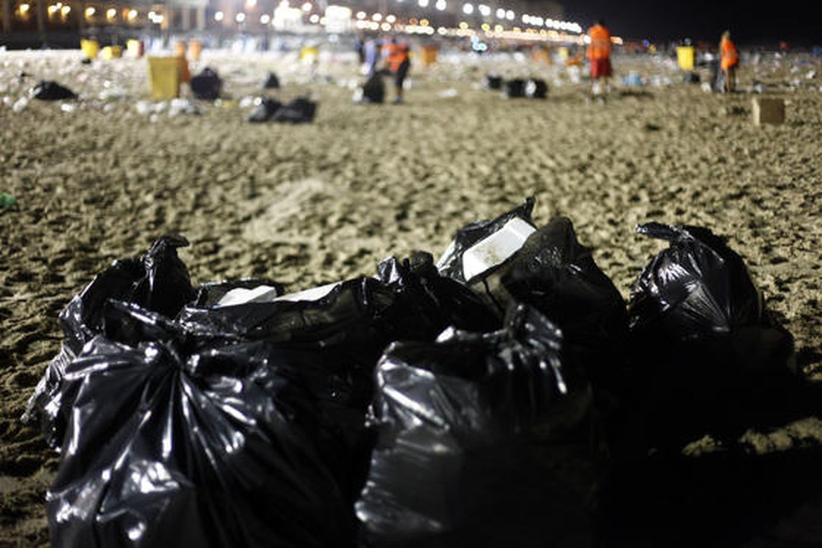 Los servicios de limpieza recogen 42 toneladas de residuos de la arena tras la noche de las barbacoas del Trofeo Carranza.

Foto: Jesus Marin