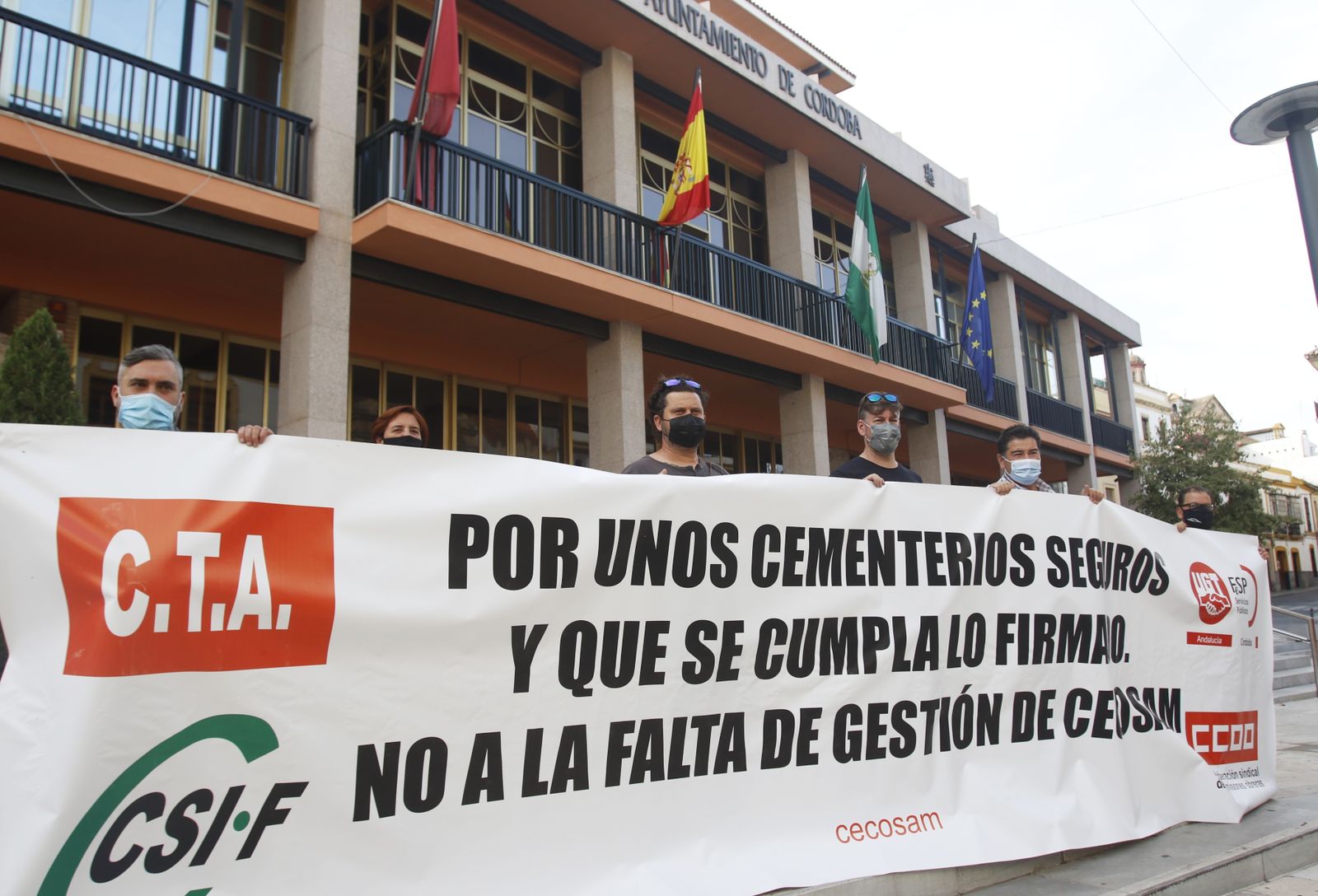 Los trabajadores de Cecosam a las puertas del Ayuntamiento de Córdoba