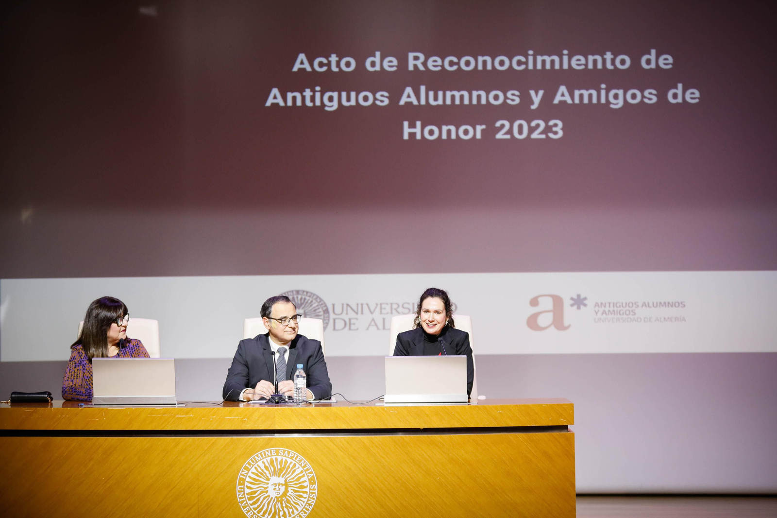 Imágenes del acto de reconocimiento a antiguos alumnos y amigos de honor en la UAL