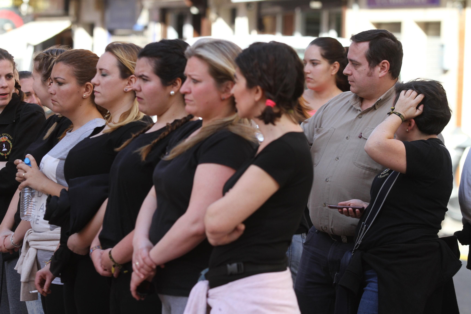 El ensayo de la cuadrilla de mujeres de la Hermandad del Santo Entierro, en imágenes