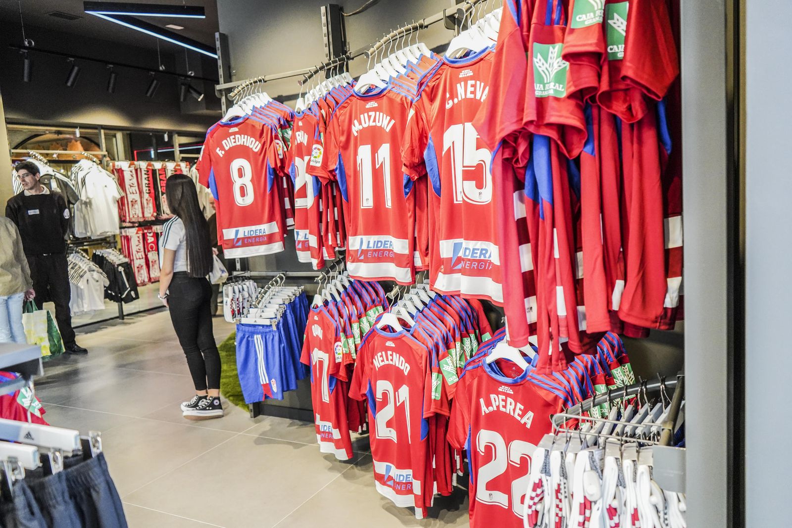 Conoce la nueva tienda del Granada en el centro