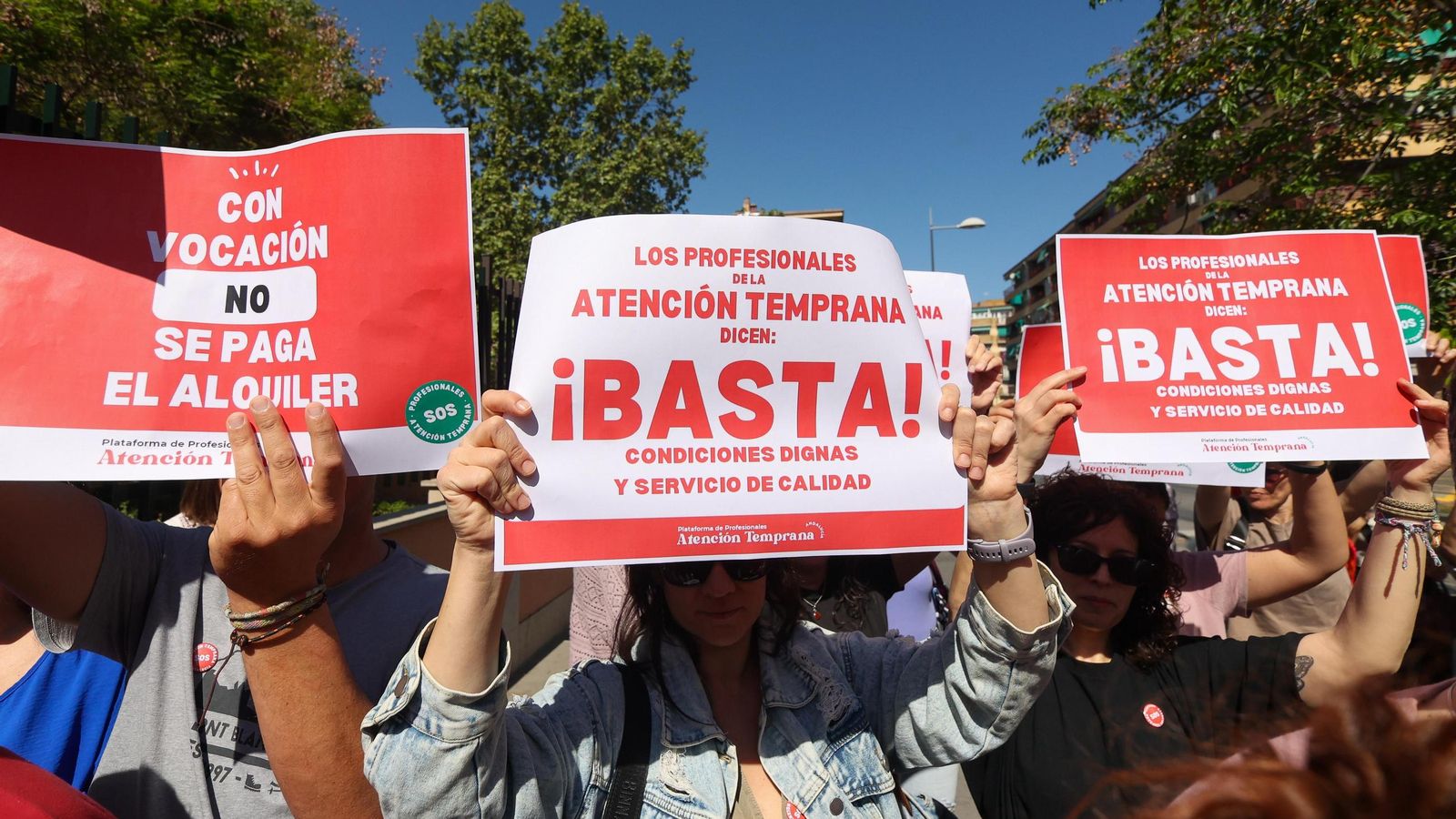 Carteles mostrados por los trabajadores durante la concentración