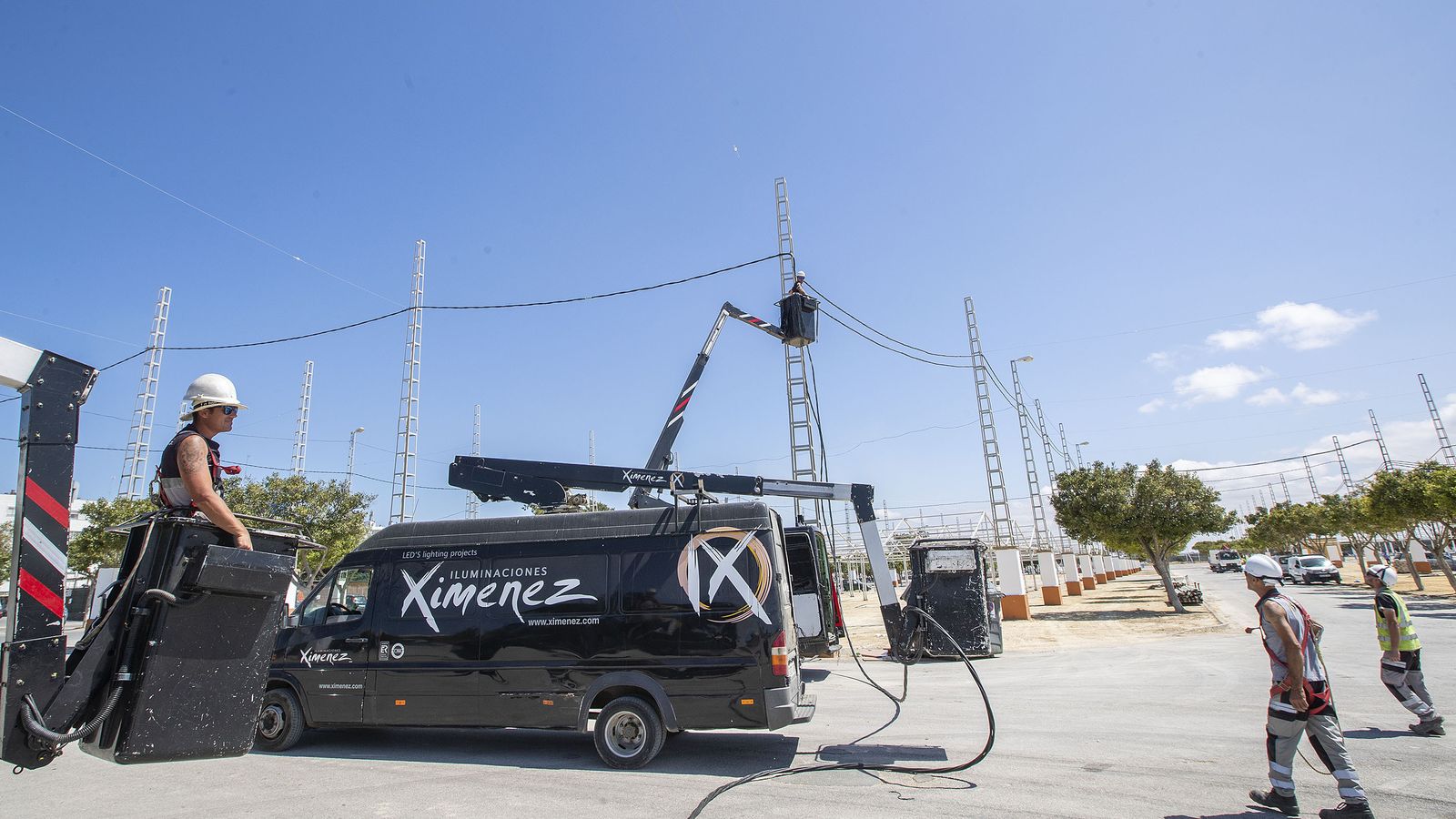 Trabajos para la instalación del alumbrado de la Feria del Carmen y de la Sal 2019.