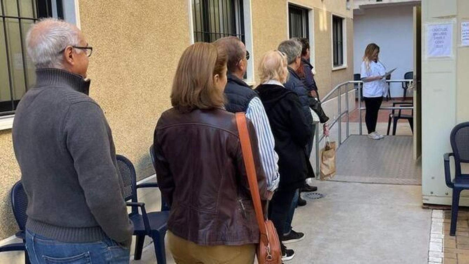 Personas esperando para vacunarse sin cita, en Málaga capital. Personas esperando para vacunarse sin cita, en Málaga capital.