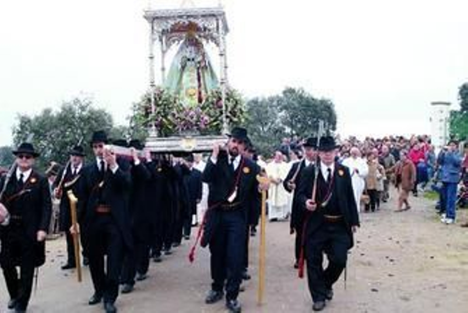 Los hermanos de la cofradía de la Virgen de Luna portan la imagen desde el santuario de la Jara. Los hermanos de la cofradía de la Virgen de Luna portan la imagen desde el santuario de la Jara.