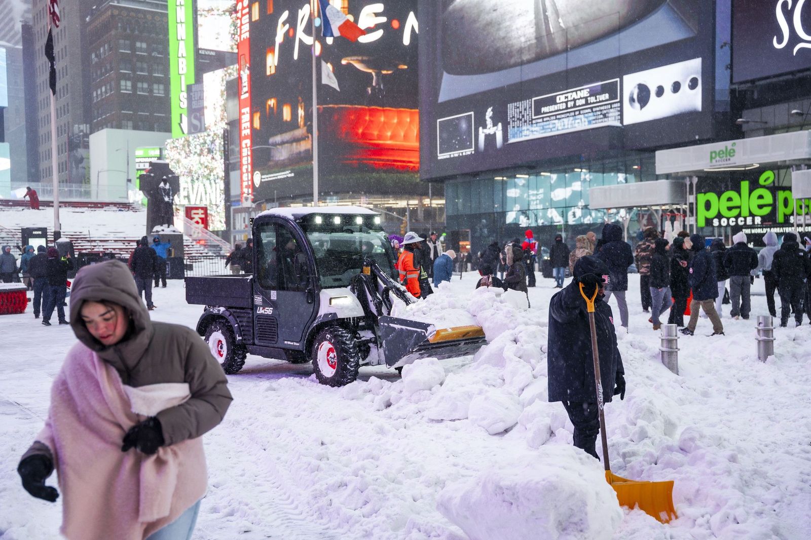 Las gélidas y blancas imágenes que deja la tormenta monstruosa en los EEUU