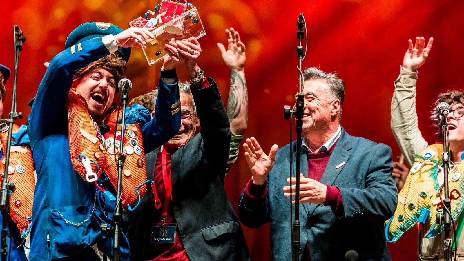 Entrega premio Cajonazo a la chirigota 'Seguimos cayendo mal'