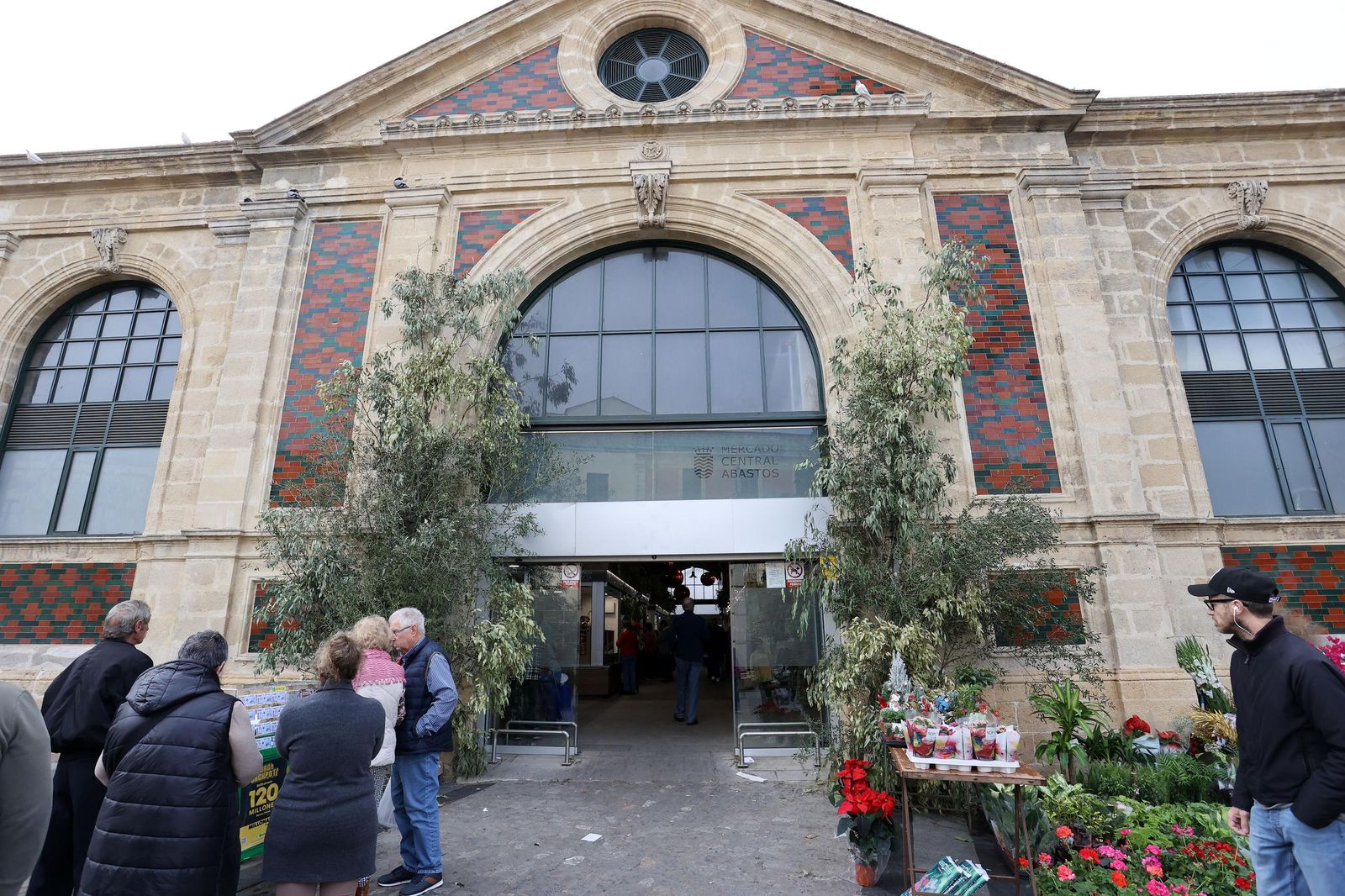 Ésta es la decoración navideña del mercado central de Jerez