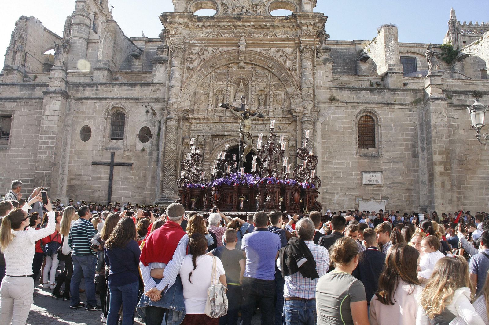 Una vista del público congregado en la Plaza de España durante la salida.