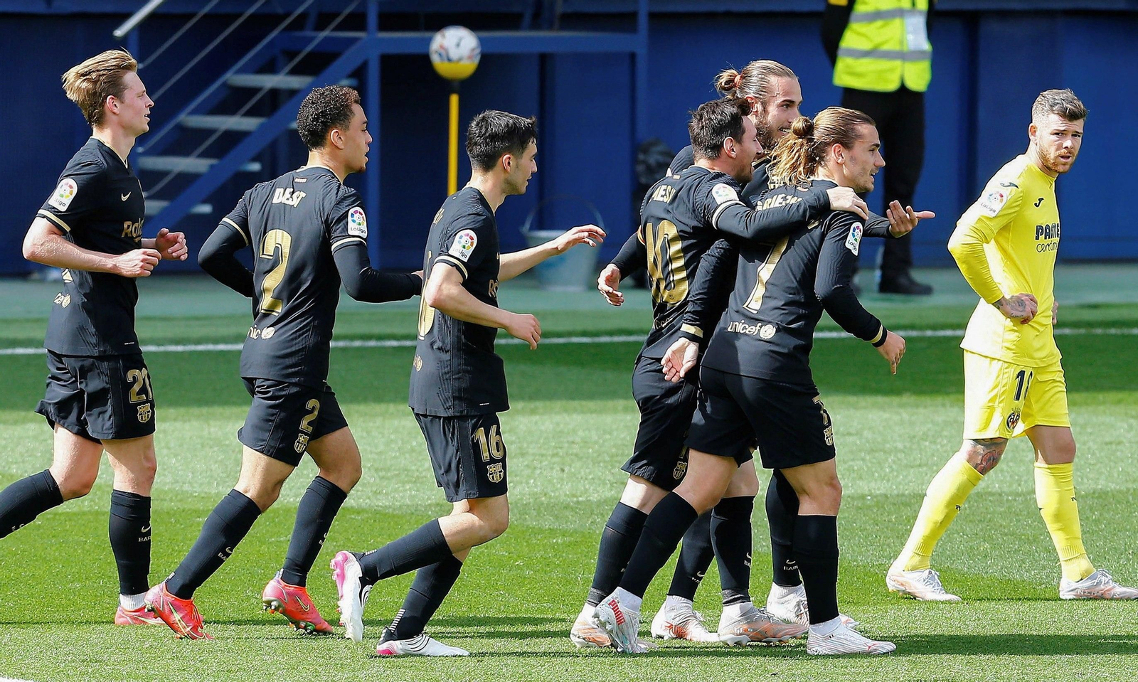 El Barça recibe al Granada tras remontar al Villarreal.