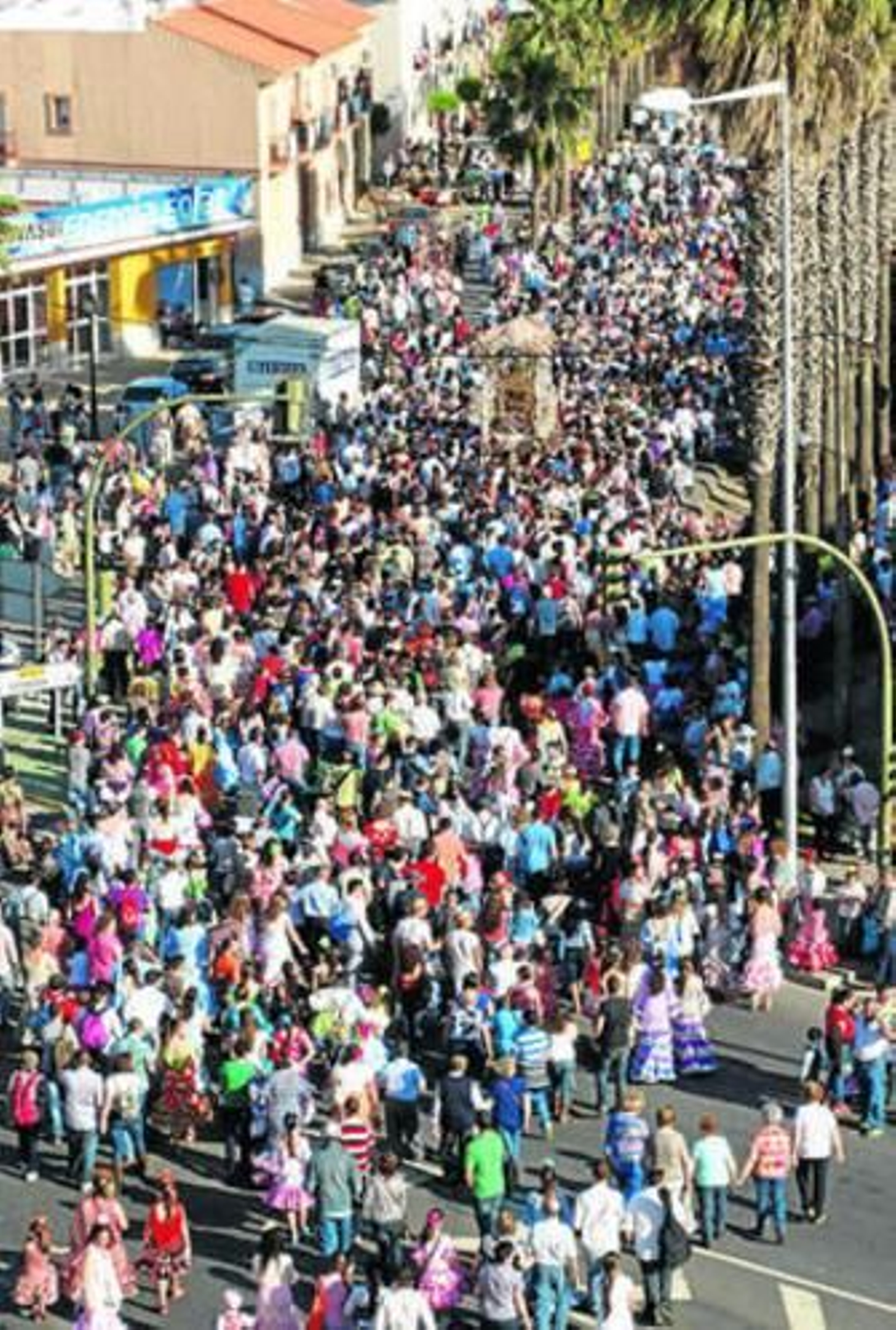 1 y 3. La Virgen de la Bella en su recorrido por Lepe. 2. La Patrona en la iglesia, en los momentos previos a su salida. 4. Uno de los carros participantes en la romería. 5. El ambiente festivo empezó el viernes, con la ofrenda floral.