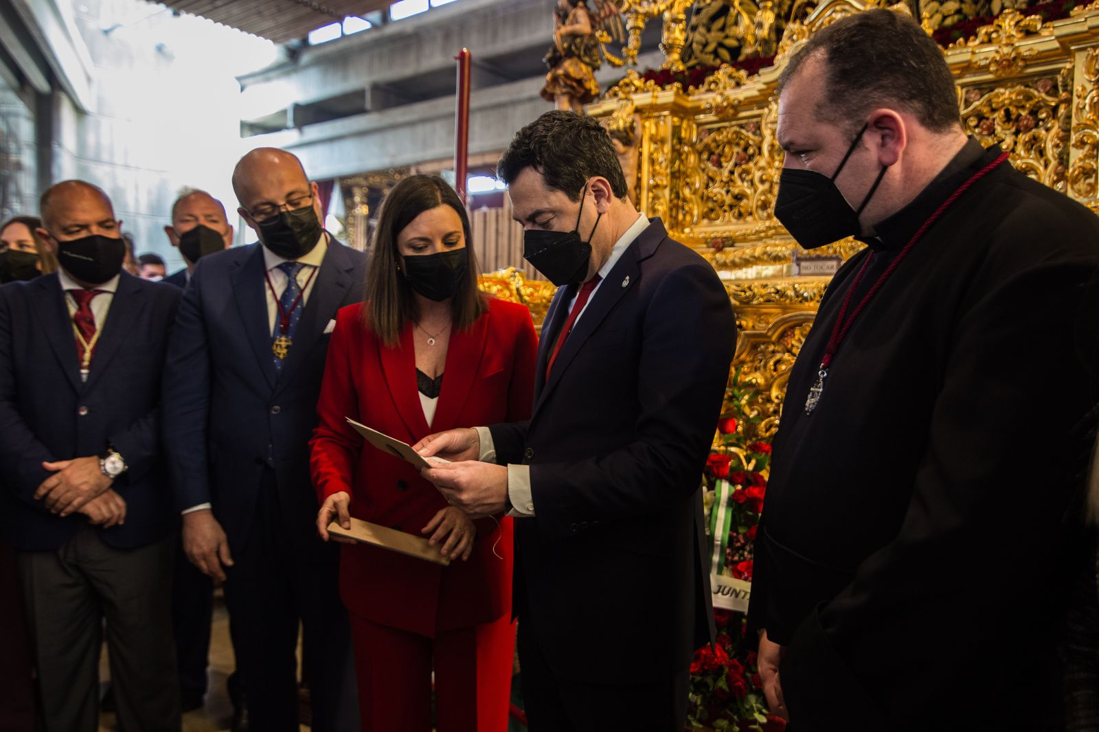 Así ha sido la visita del presidente de la Junta a las hermandades del Lunes Santo de San Fernando