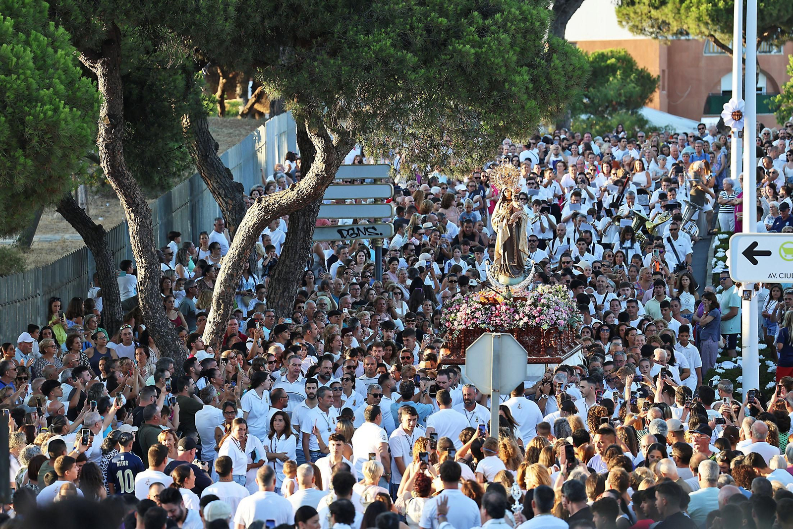 Imágenes de la Virgen del Carmen procesionando en Punta Umbría