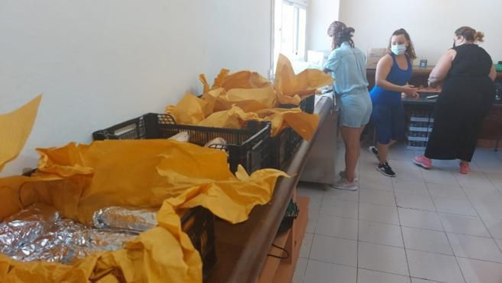 Voluntarios hacen bocadillos en Estepona para los cientos de efectivos que trabajan en el incendio forestal en Sierra Bermeja. Voluntarios hacen bocadillos en Estepona para los cientos de efectivos que trabajan en el incendio forestal en Sierra Bermeja.